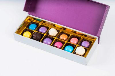 صورة علبة شوكولاته البونبون الملون - 12 قطعة