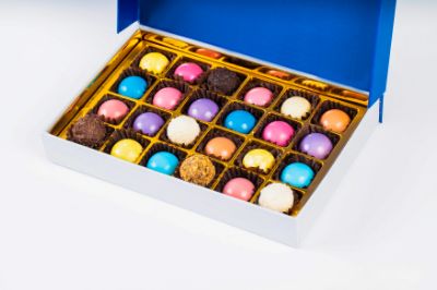 صورة علبة شوكولاته البونبون الملون - 24 قطعة
